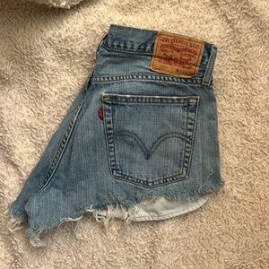 527 Levi shorts